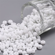 4 mm. hvide glasperler. 50 g = 2,9 m.